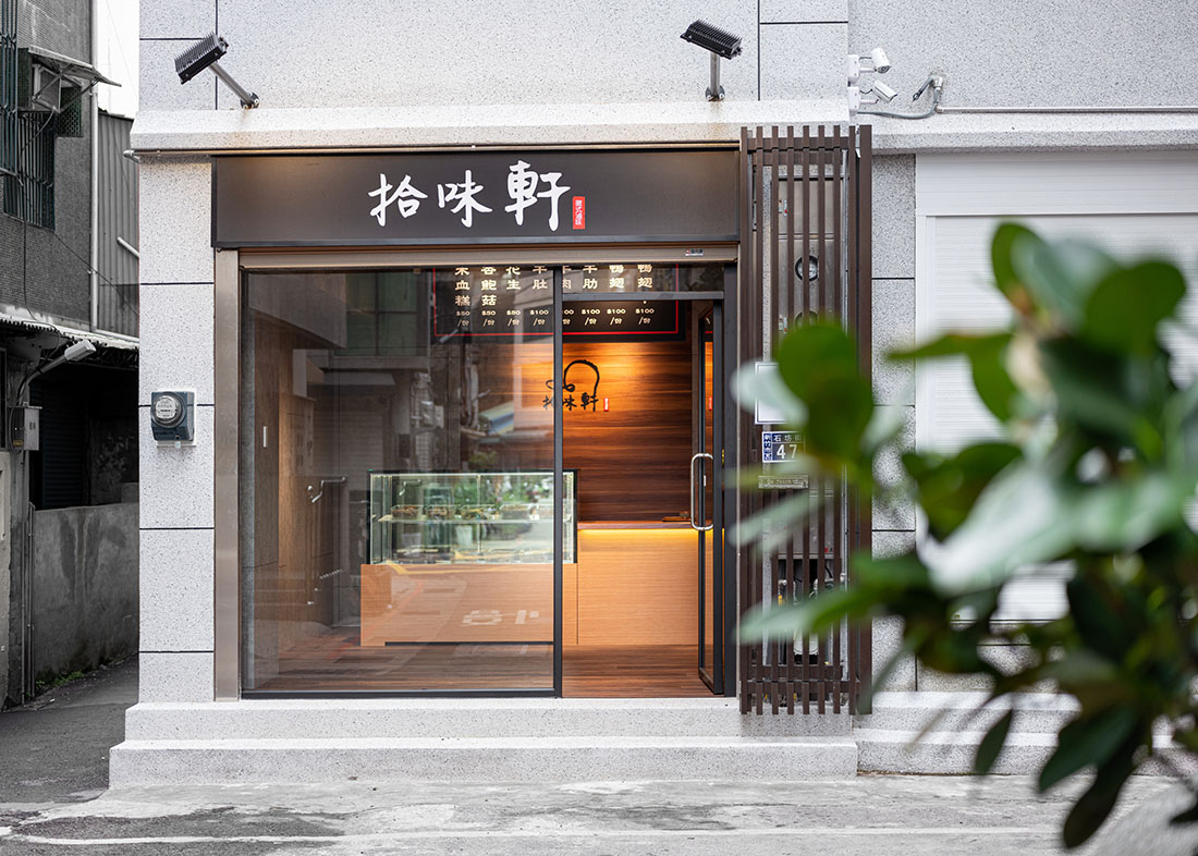 疫情期間以外賣為主的實體店,省去廚房空間及設備,全由中央廚房配送,據點像是深入地方的轉運站,開拓更廣的客群,並讓取餐的人有遮風擋雨的等待處。FASTOFFICE提供